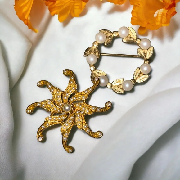 Vintage Jewelry - Vintage 2 Seed Pearl Leaf Round Circle Starburst Gold Tone Brooches